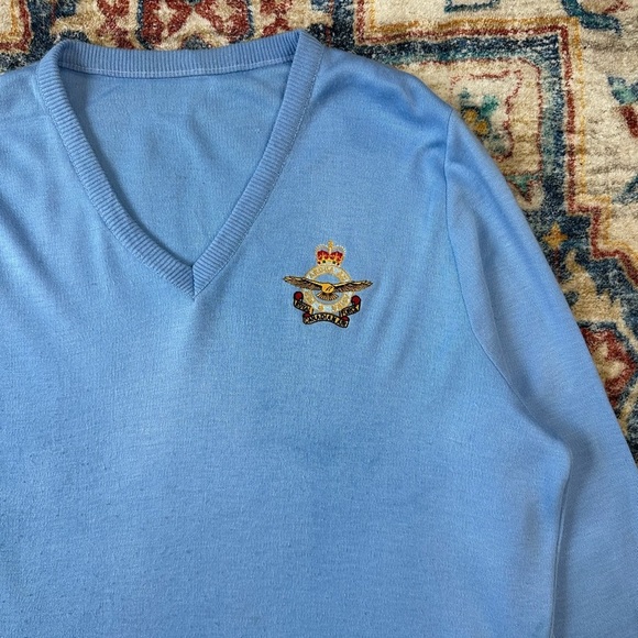 Vintage Royal Canadian Air Force Crest V-Neck Sweater - Picture 5 of 5